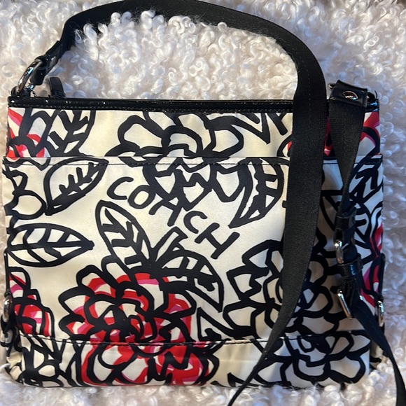 Coach Women's Poppy Daisy Graffiti
Crossbody Handbag Medium White/Black
Floral - Picture 2 of 12